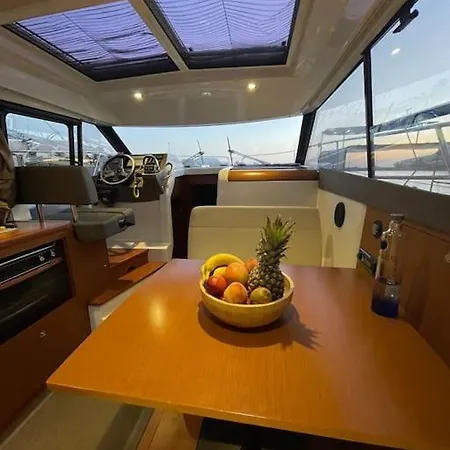 Bizou Botel *