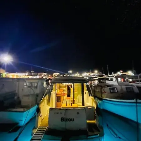 Bizou Botel Parikia (Paros)